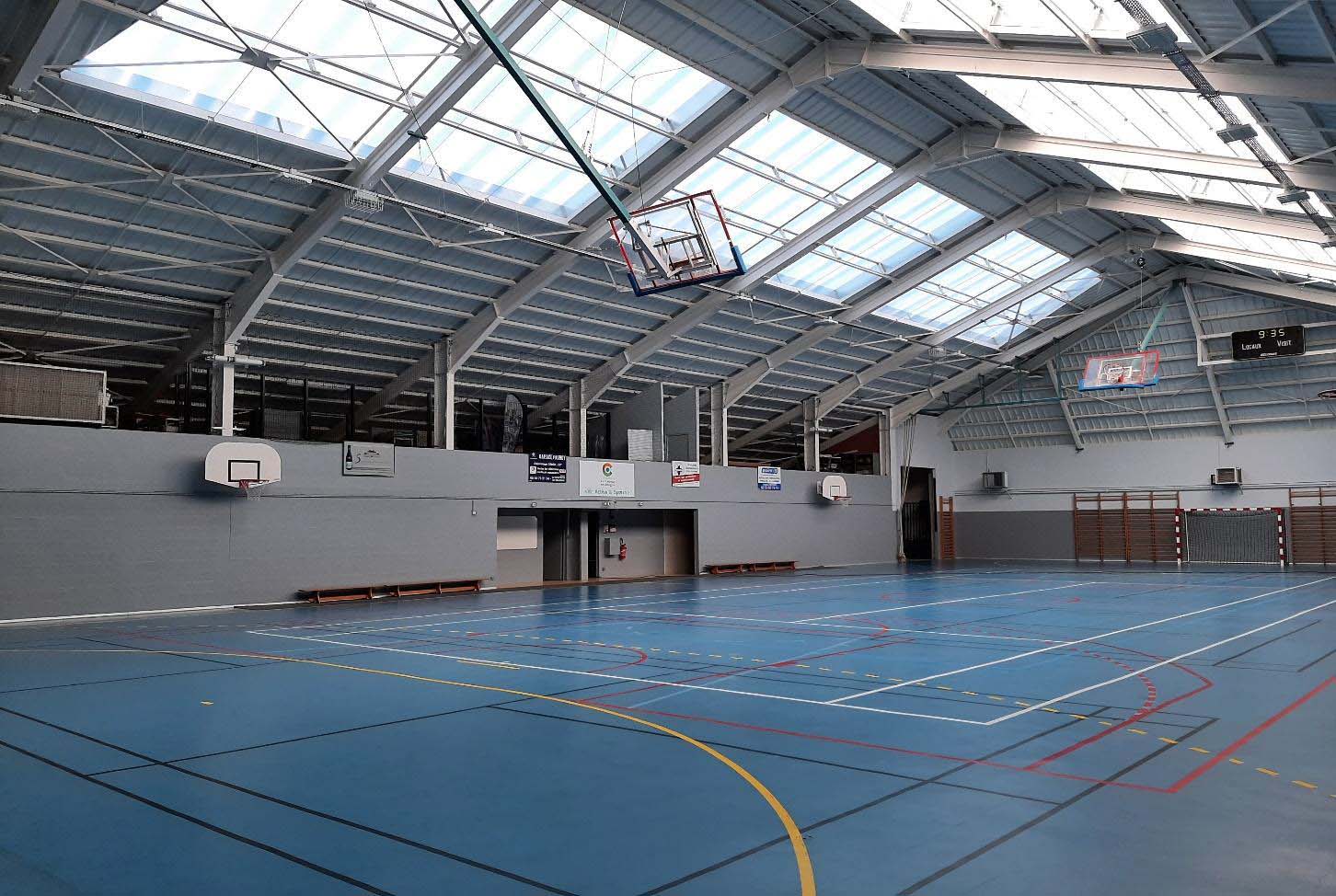 Photo de l'intérieur du gymnase d'Alain Mimoun à Contres